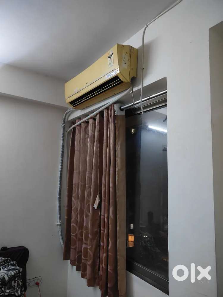 Urgent 1 ton AC Full working condition