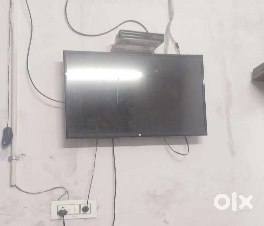 Mi led android  smart  2 yers old baki display per kuch lagne Crack ha