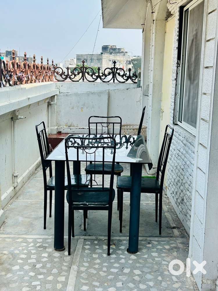 Dining table for sale