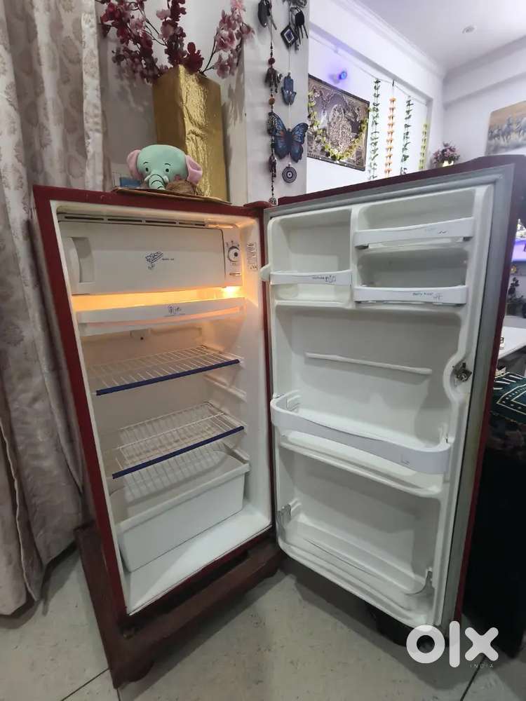 We selling the fridge of LG company