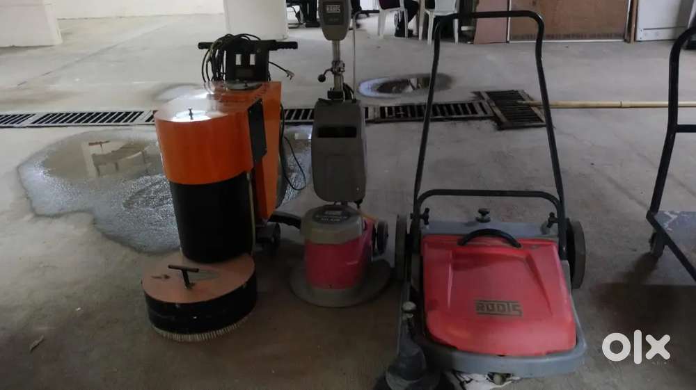 Floor cleaning machine