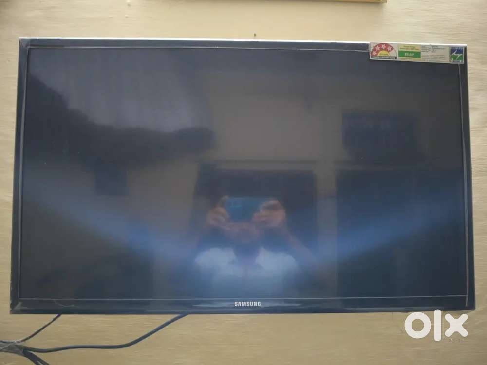 L32 Inch LED TV (Non Smart) – Excellent Condition