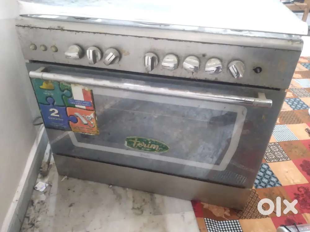 Gas stove in Good condition with oven and grill