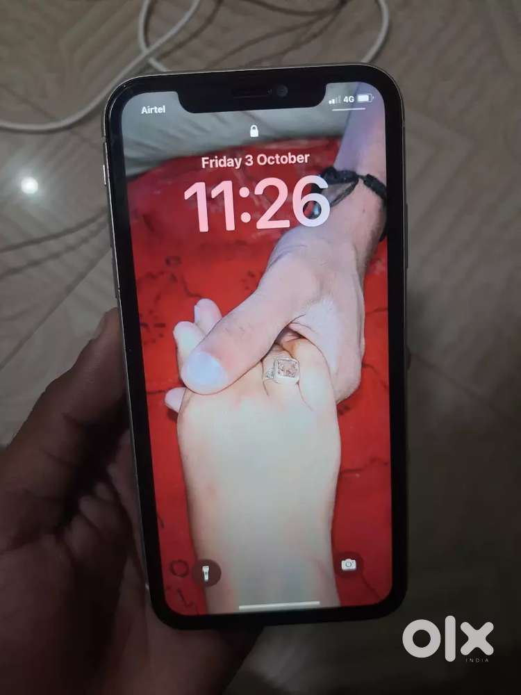 I phon 11 memory 64 bettry helth 82