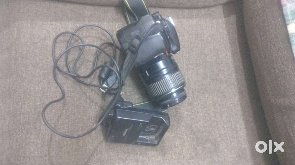 NIKON D5100 / flip display/18-55 lens/bettry and charger for sale