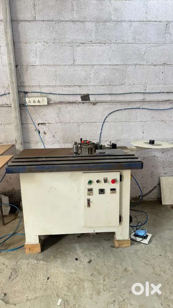 Edge banding machine with compressor running condition