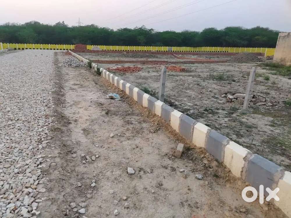 लखनऊ में जमीन संकट मोचन पब्लिक स्कूल के सामने अप्रूव्ड के साथ