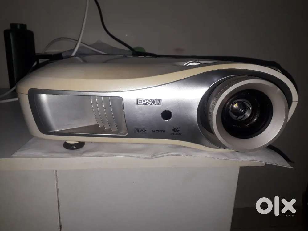 Epson EMP-TW700 good condion well Maintained all okay