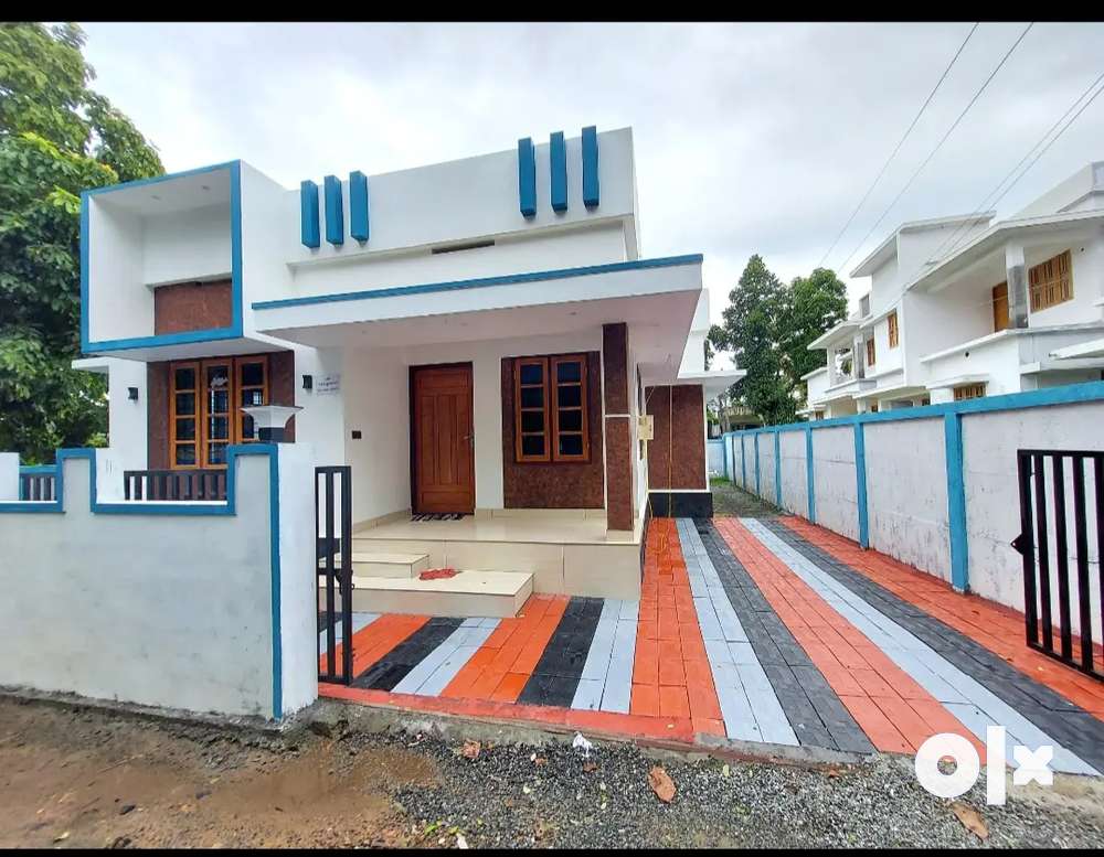 Newly built 3 bed rooms 900 sqft house in aluva paravur thattampady