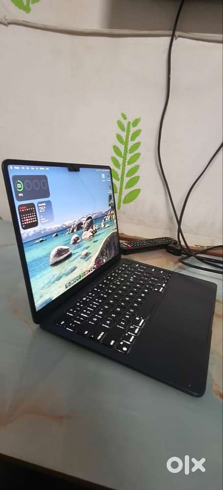 Apple Macbook M2 mind night