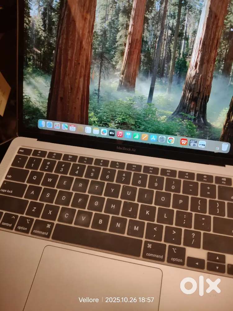 Apple macbook air 13- inch M1 chip