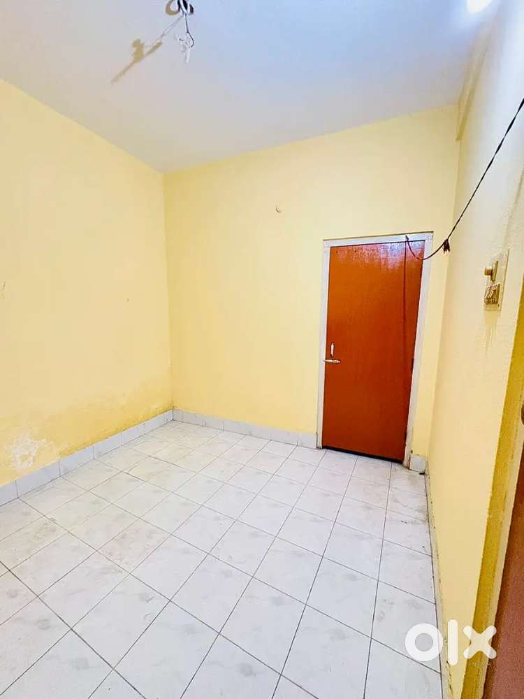 Female roommates need urgent