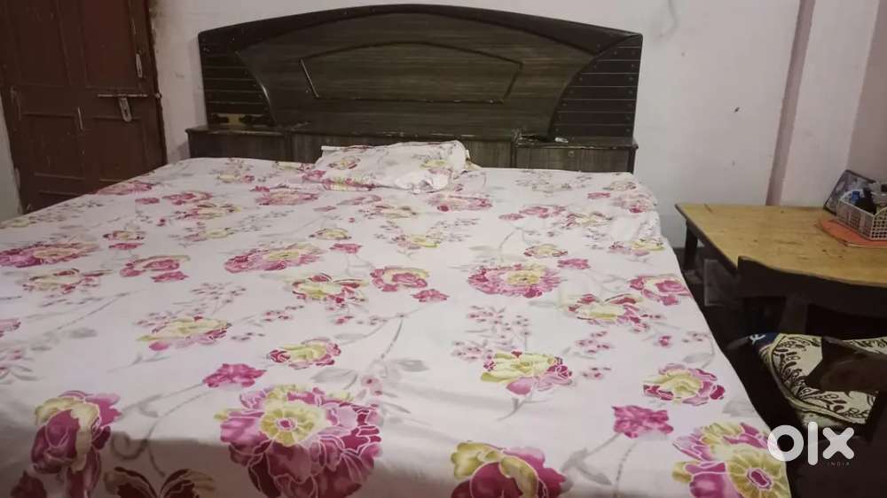 Good king size bed 6x6 plywood with head potable bed