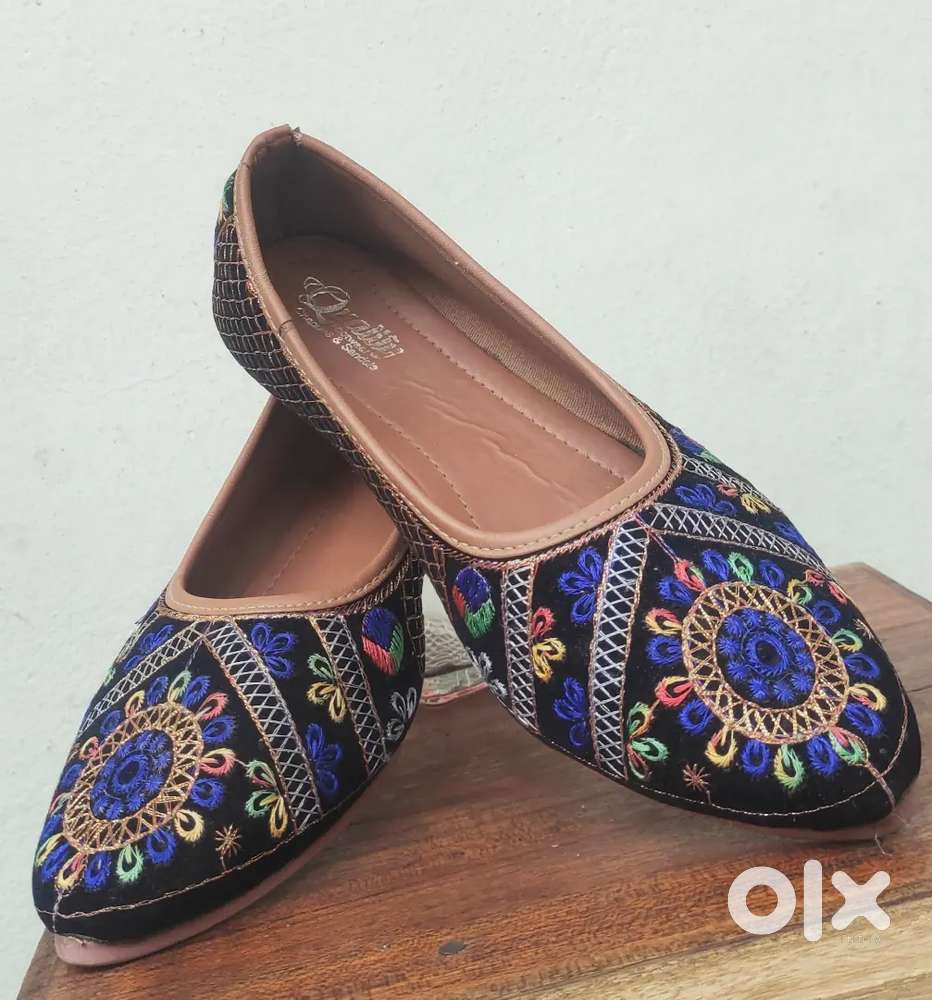 Women Beautiful Embroidered Jutti
Condition Used like new