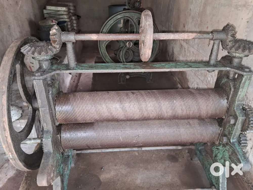 Hand operated rubber roller machine
