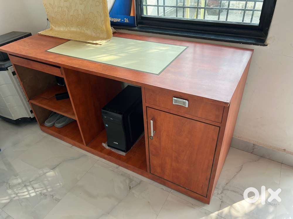 Computer Table suitable for office and commercial purposes