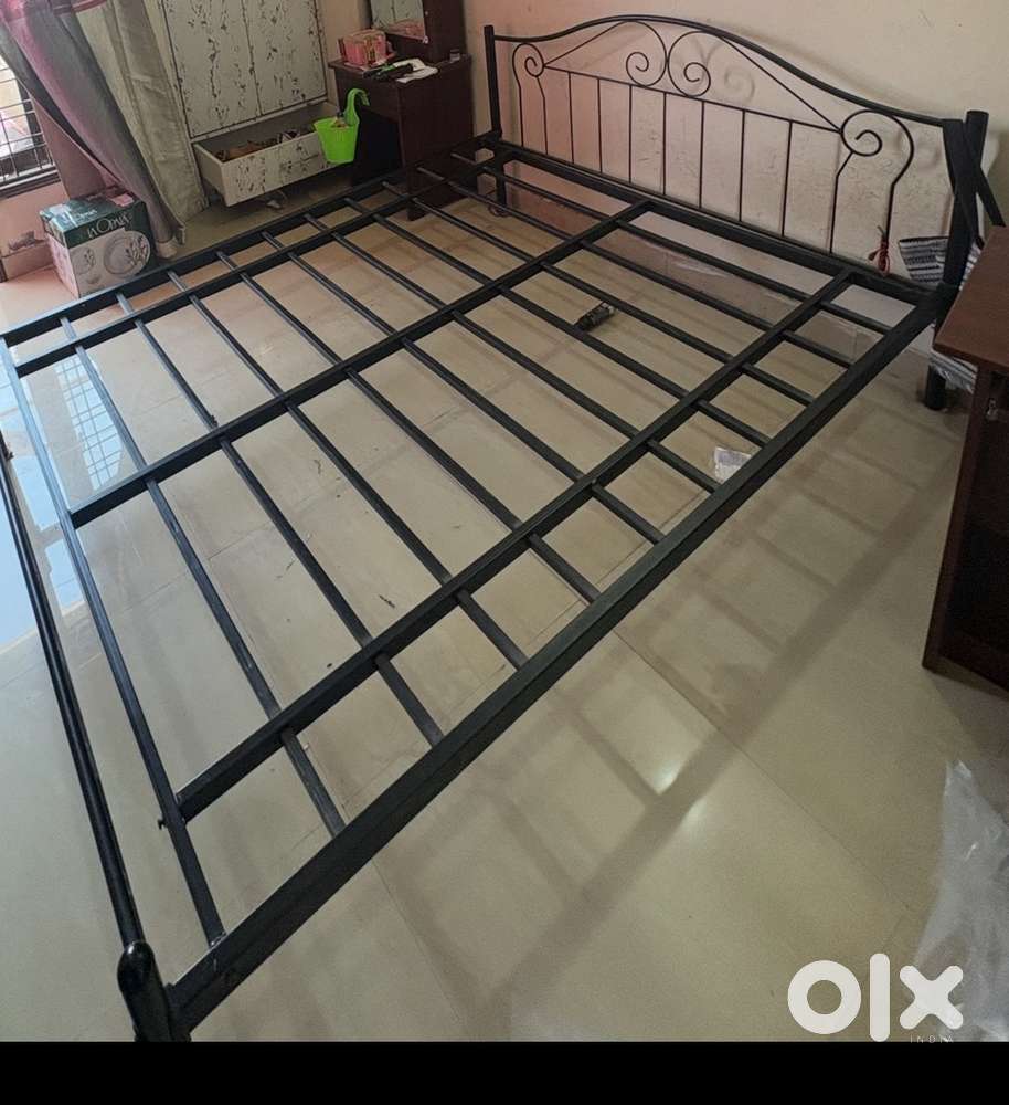 DOUBLE IRON BED WITHOHT MATTRESSES