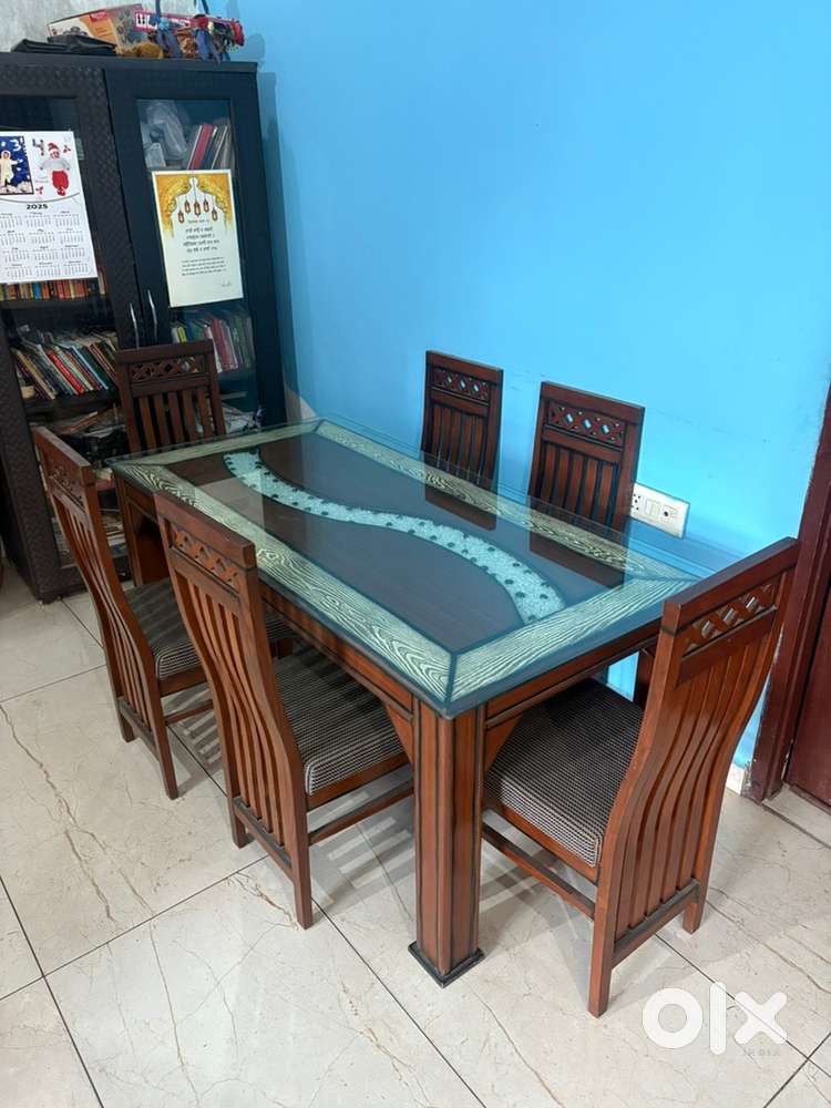 Dinning table with 6 chairs