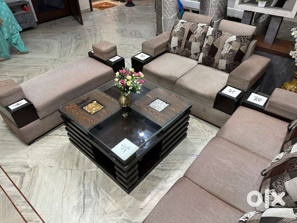 Spacious 9 seater sofa set With glass centre table and cushions!