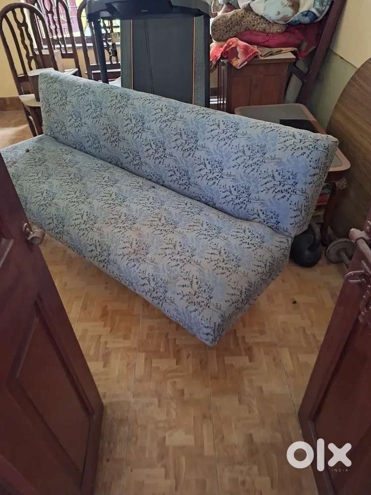 Sofa 3 seaterwith folding stand