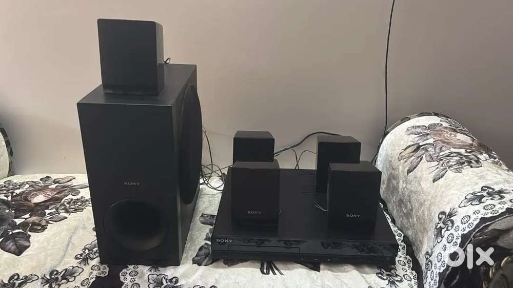 Sony Home Theater System with Woofer + 5 Speakers + DVD Player