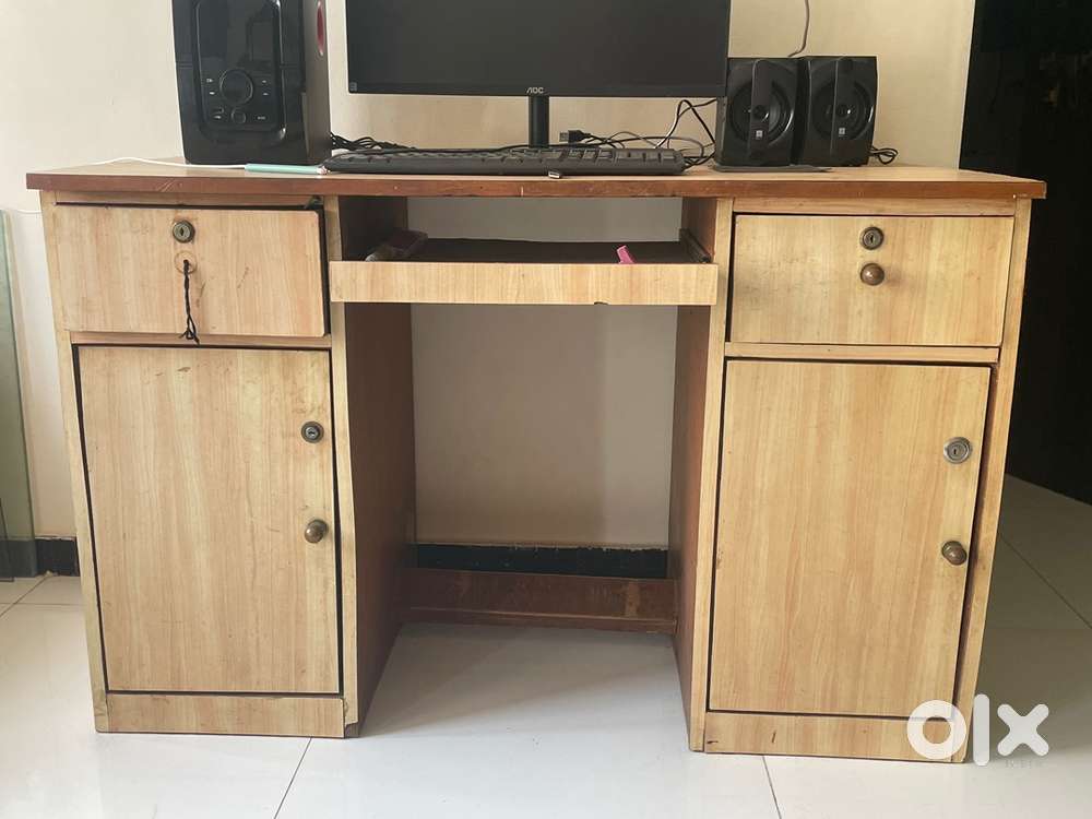 ️️Urgent Sell Computer Table Also Use As A TV Table