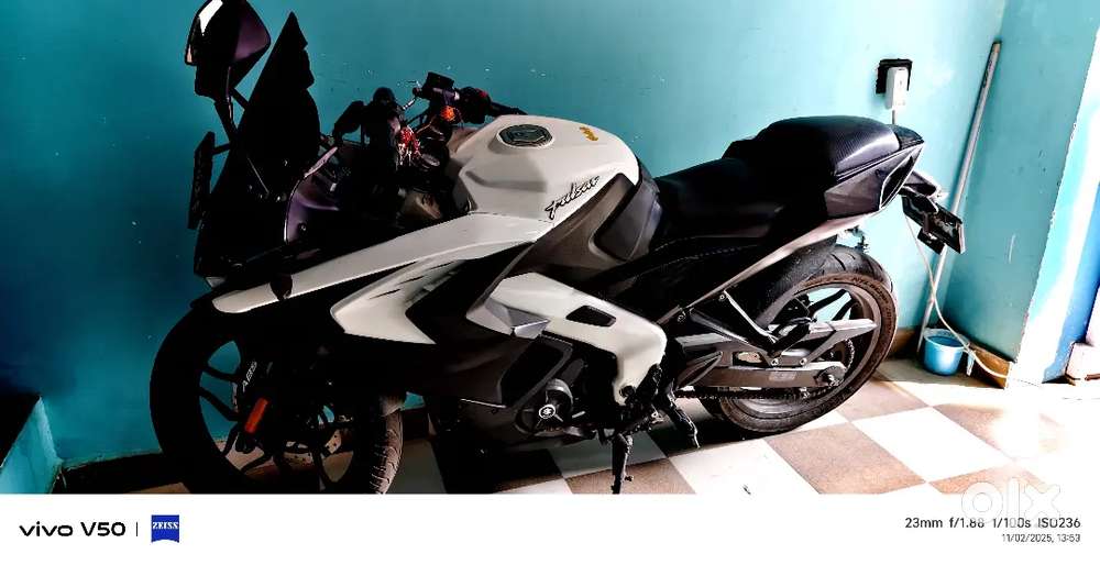 RS 200 / 1st owner/ No loan / showroom condition/