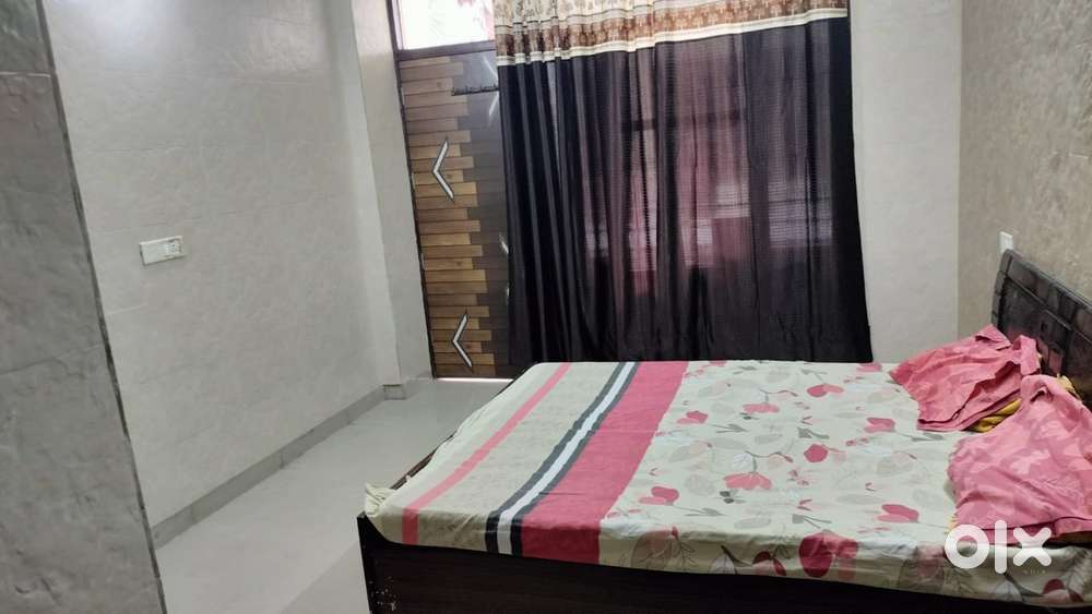 2 BHK unfurnished floor for rent sector 18 for family only rent 28000