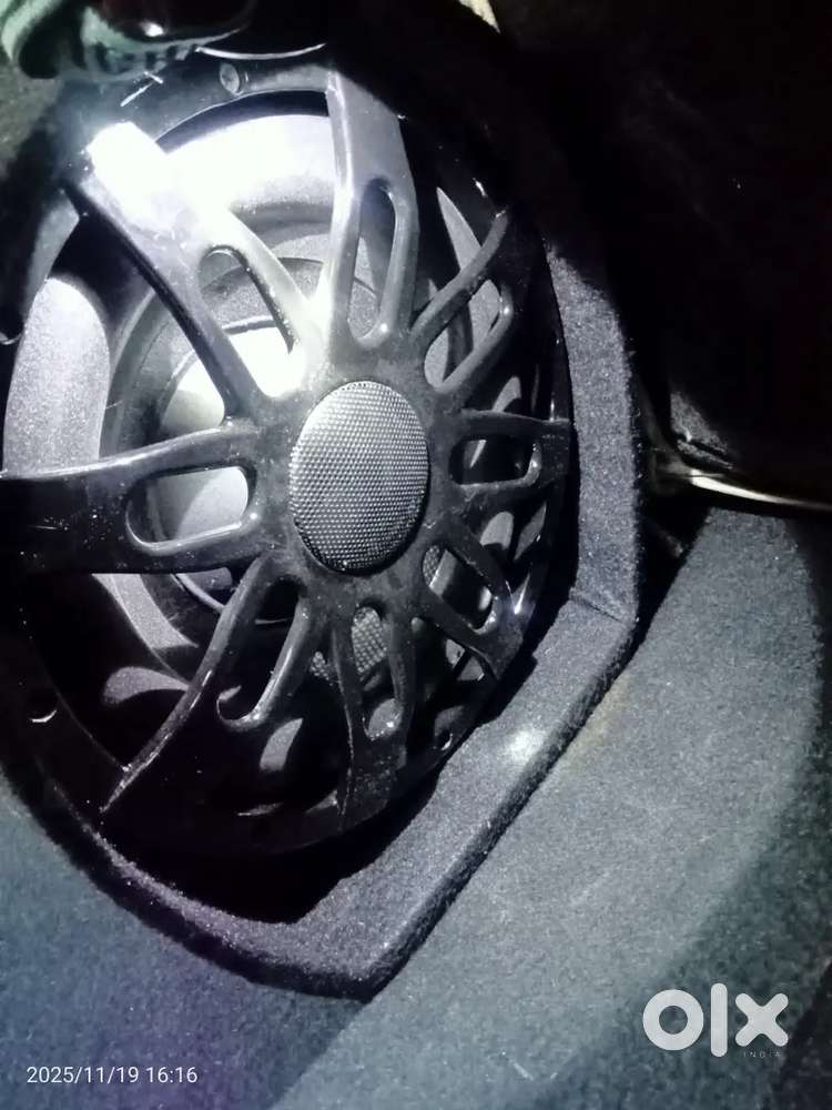 Car subwoofer tub with aumb