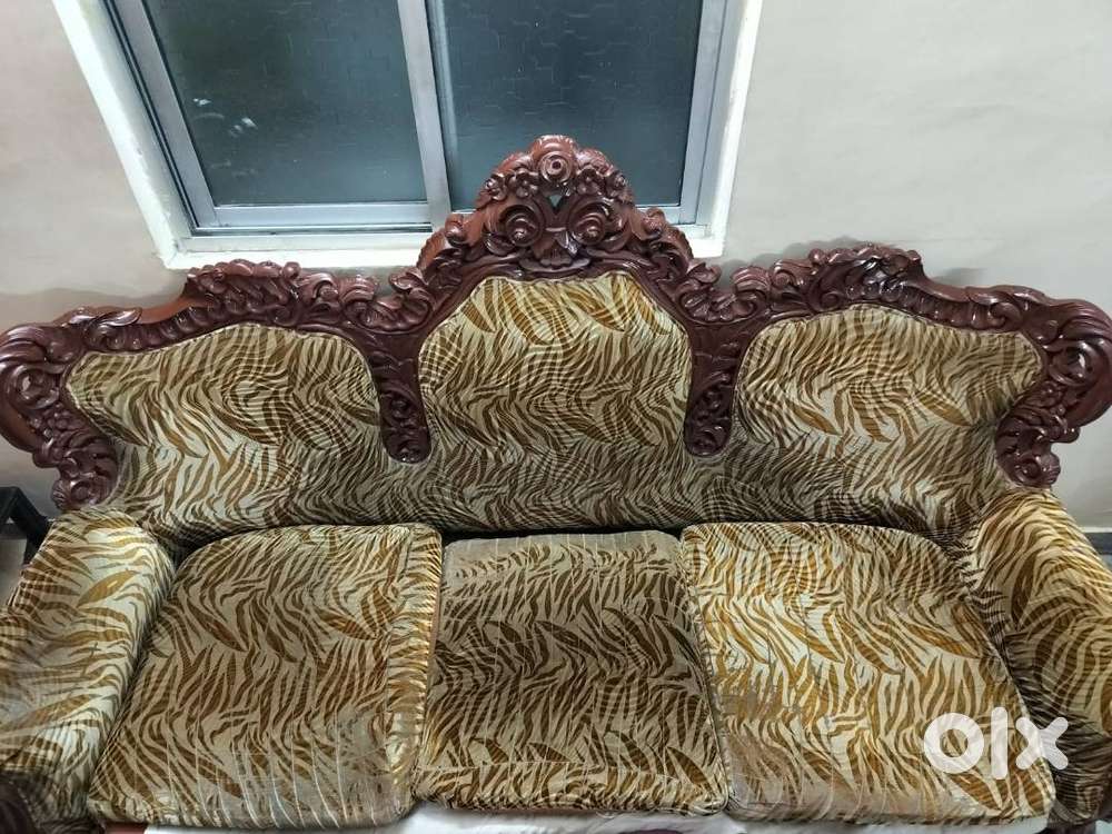 Elegant Vintage 5-Seater Wooden Sofa Set with Carvings (3+1+1)