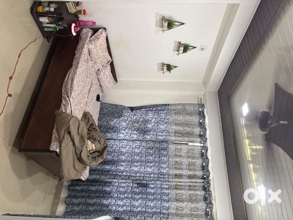 Female Flatmate required