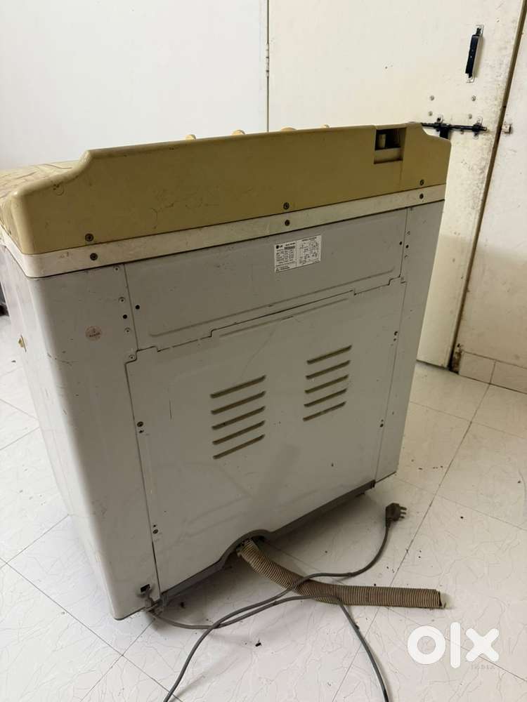 Good condition semi automatic washing machine