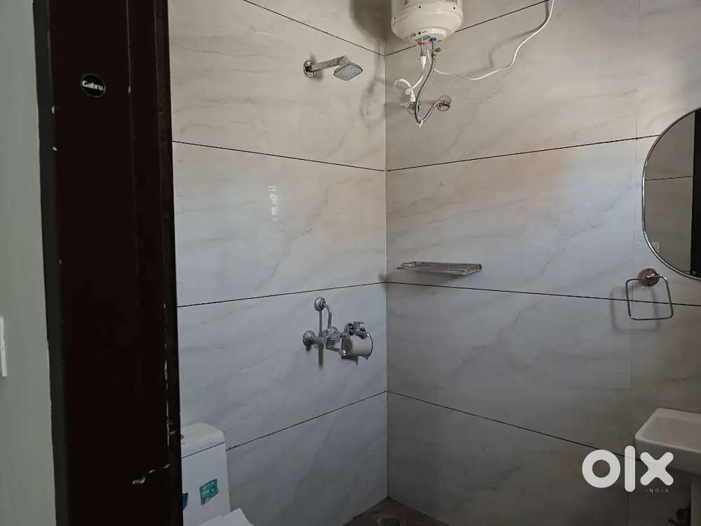 Spacious indipendent park facing floor.