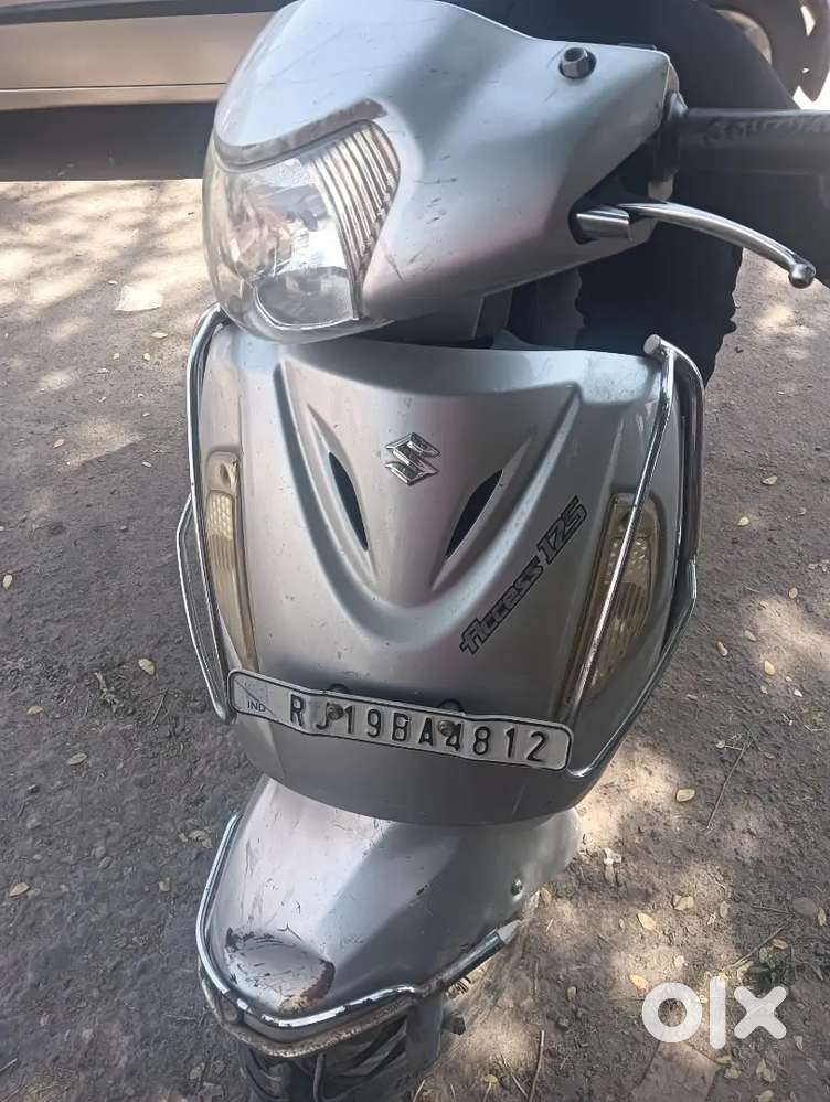 सुजुकी एक्सेस का 2017 मॉडल की स्कूटी है जो A1 कंडीशन और