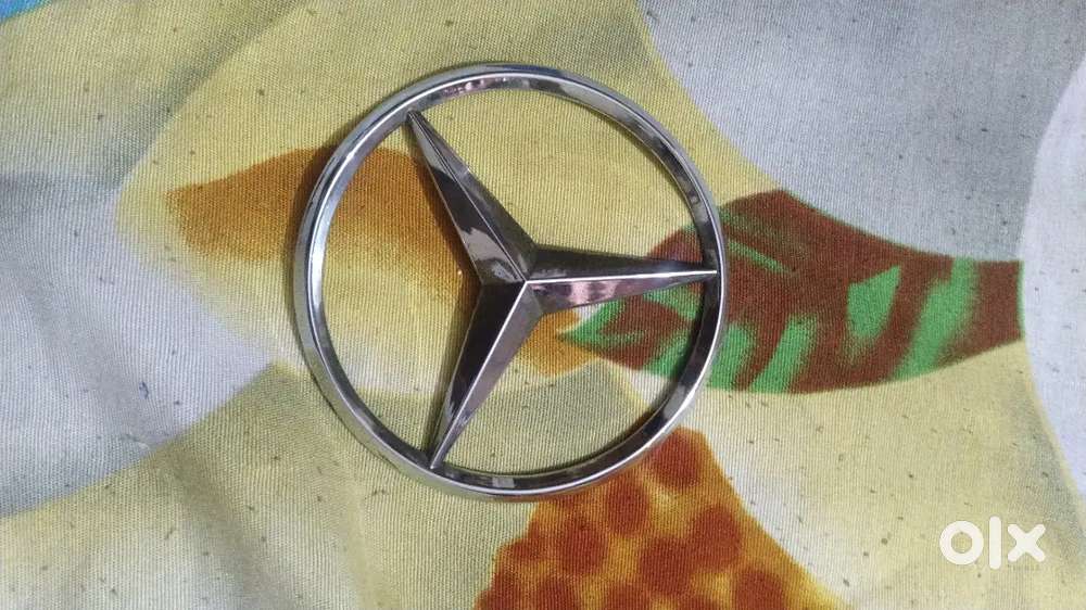 Bhai Mercedes ka back logo ha kisi bhai ko chahiye to massage karo