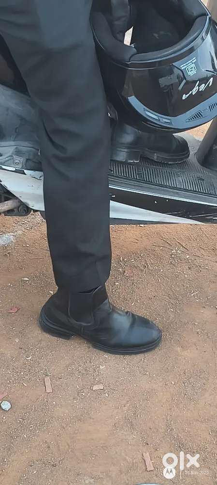 Black boot shoe good for all types of use