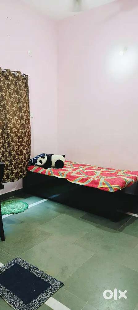 Female roommate chahiye