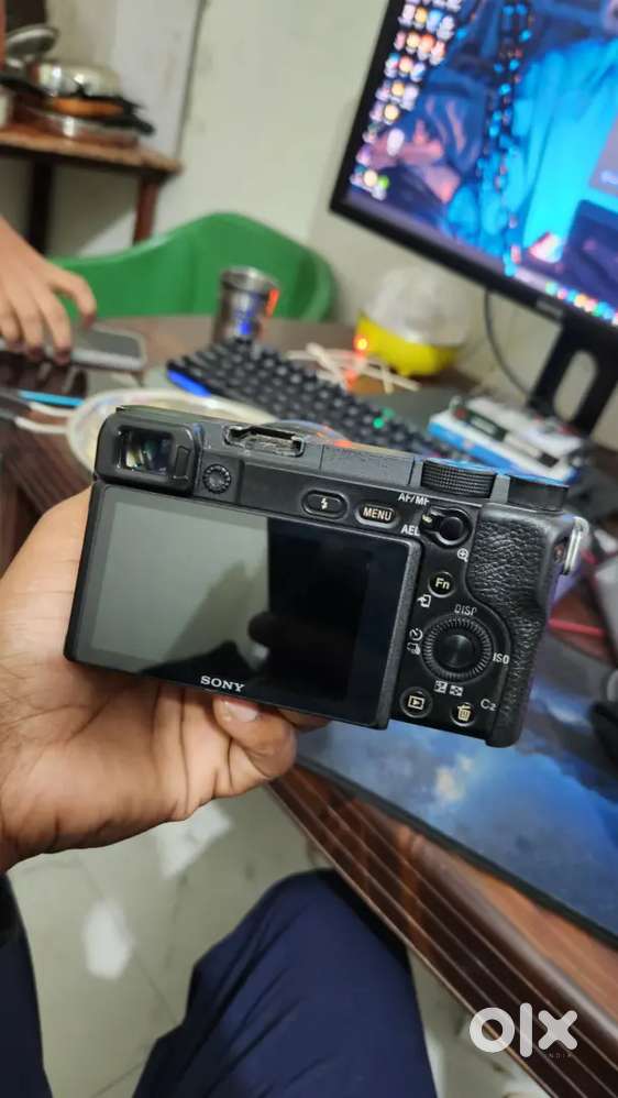 A6400 Camera with lens 2 battery with their charger