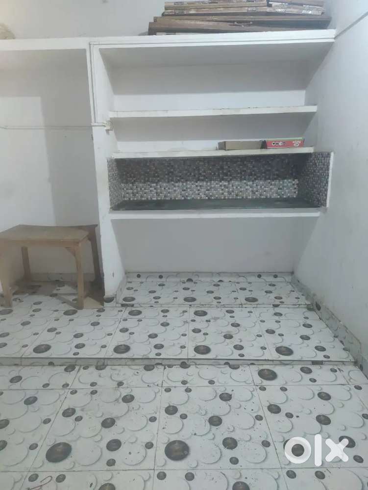 Independent flat in aliganj