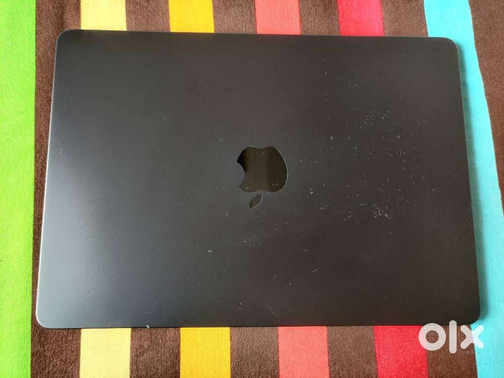 MacBook Air M2 (2022) - 16GB RAM  256GB SSD  67W Charger + Airpods