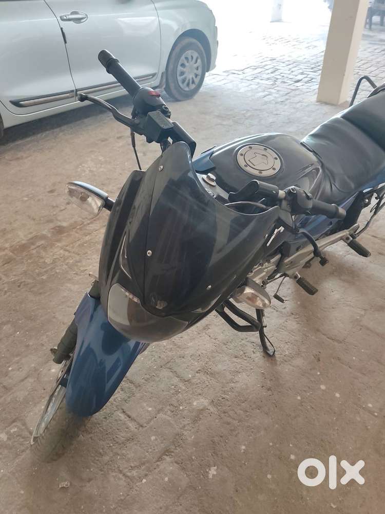 Pulsar 180 Black and Blue colour