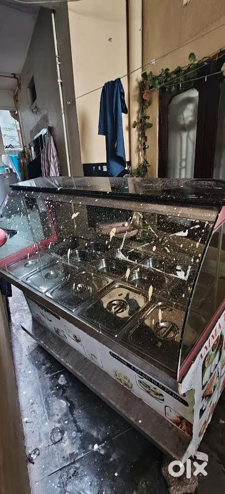 Curry counter optimize with wheels easily and it is without heater