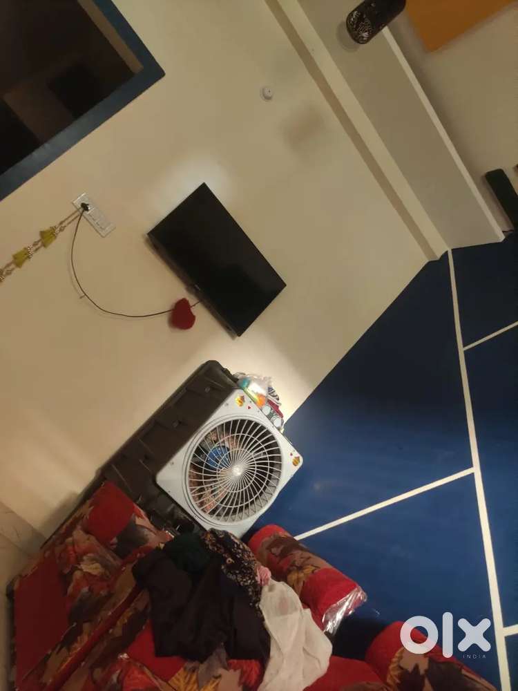 New lcd hai 5 month purani hai