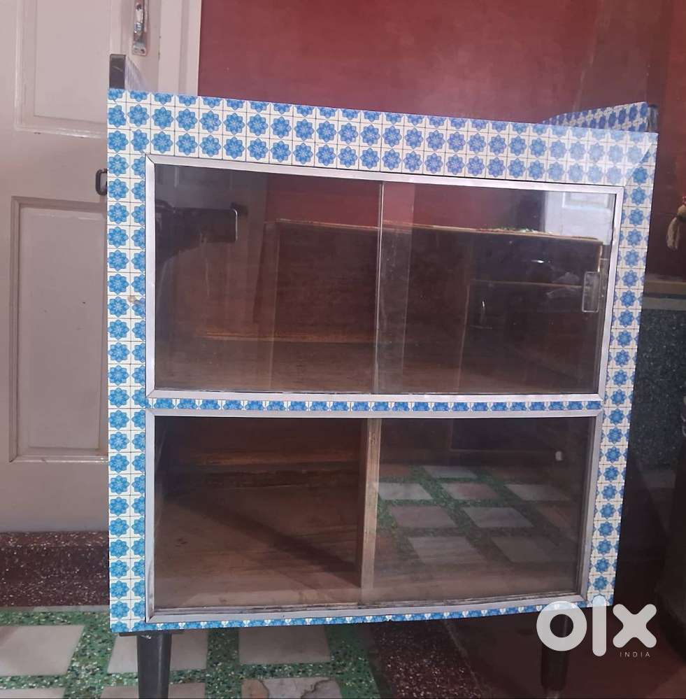 Glass Door Storage Table(काँच के दरवाजे वाला स्टोरेज) – Good Condition