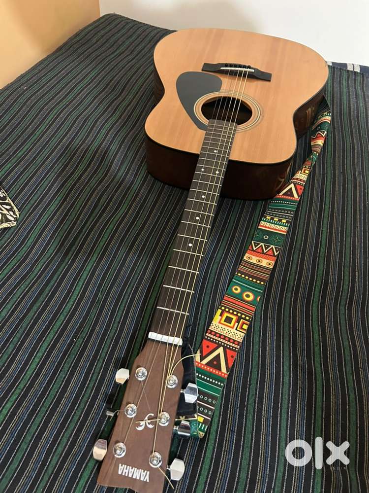 yamaha f310 acoustic guitar with yamaha bag ( 1 year use only )
