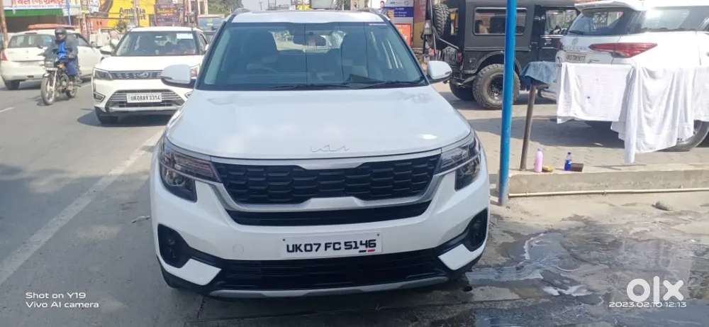 टॉप मॉडल एक मॉडल नीचे बिना क्लच के सनरूफ के साथ