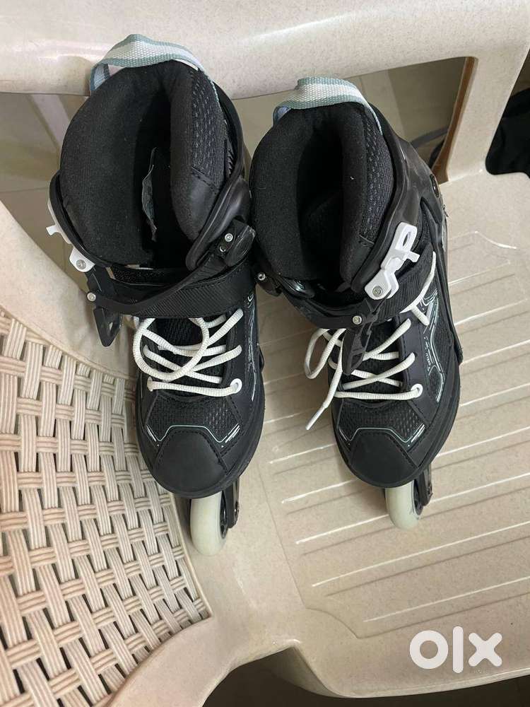 Kids Skating Shoes suitable for 6 to 12yrs, adjustable size, four whee