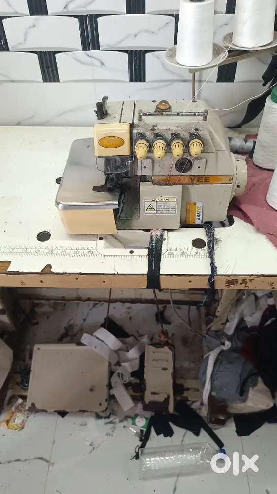 Four thread overlock machine