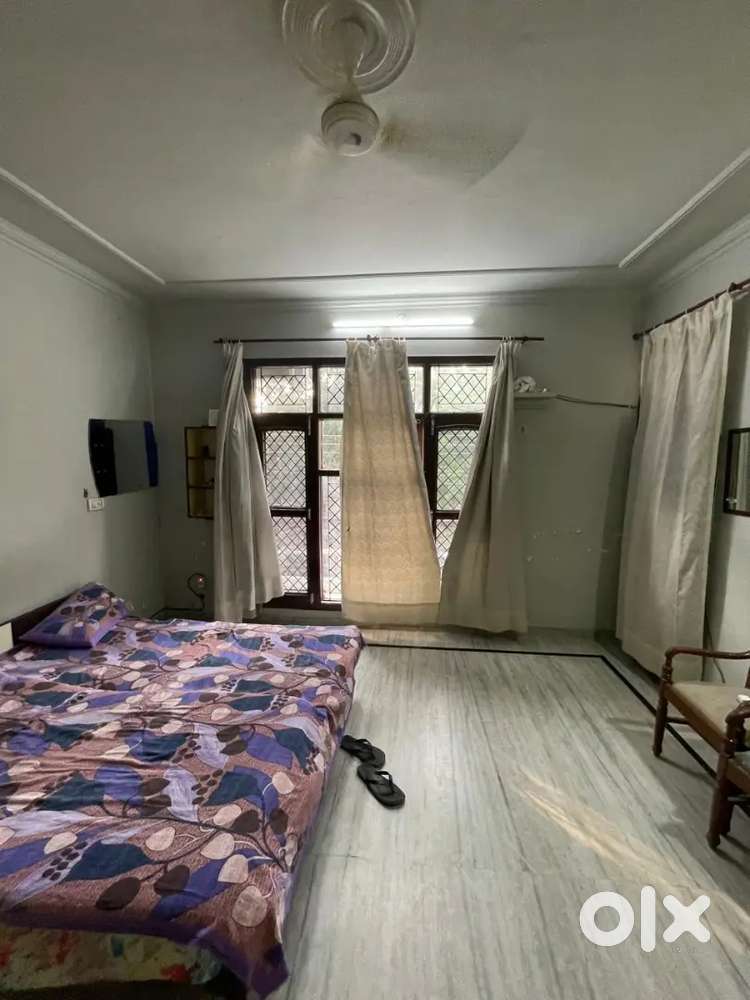 Owner free 1 room set in 3 bhk with sharing kithen for boy 12000 rent