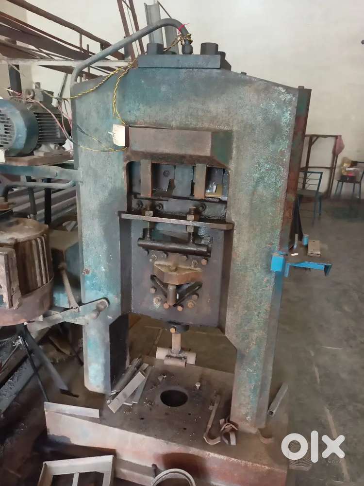 Iron cutting machine